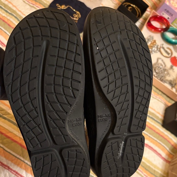 OOFOS Women's Black Clogs - Picture 3 of 6